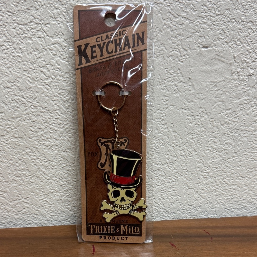 Trixie & Milo Skull & Top Hat Keychain